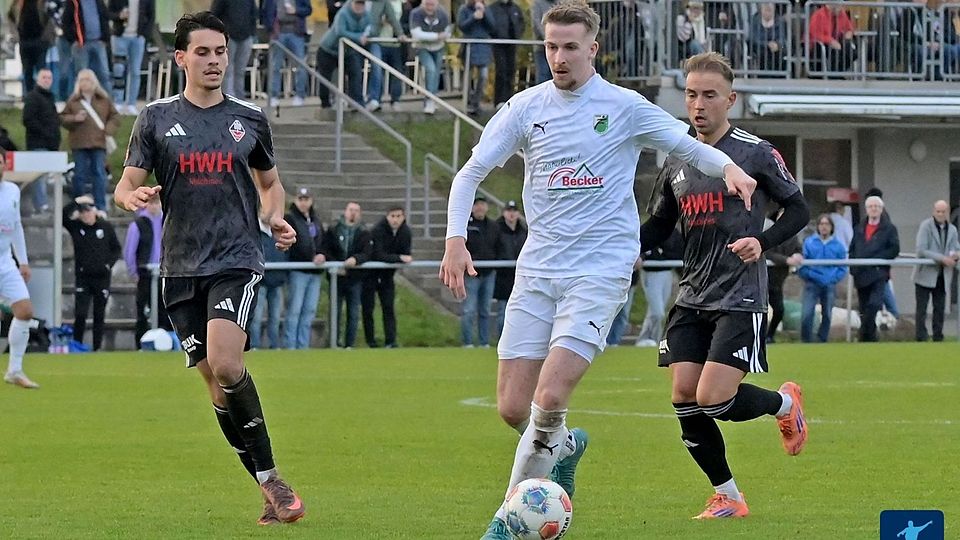 Zuzenhausens Defensive um Marvin Braasch (m.) steht immer besser.