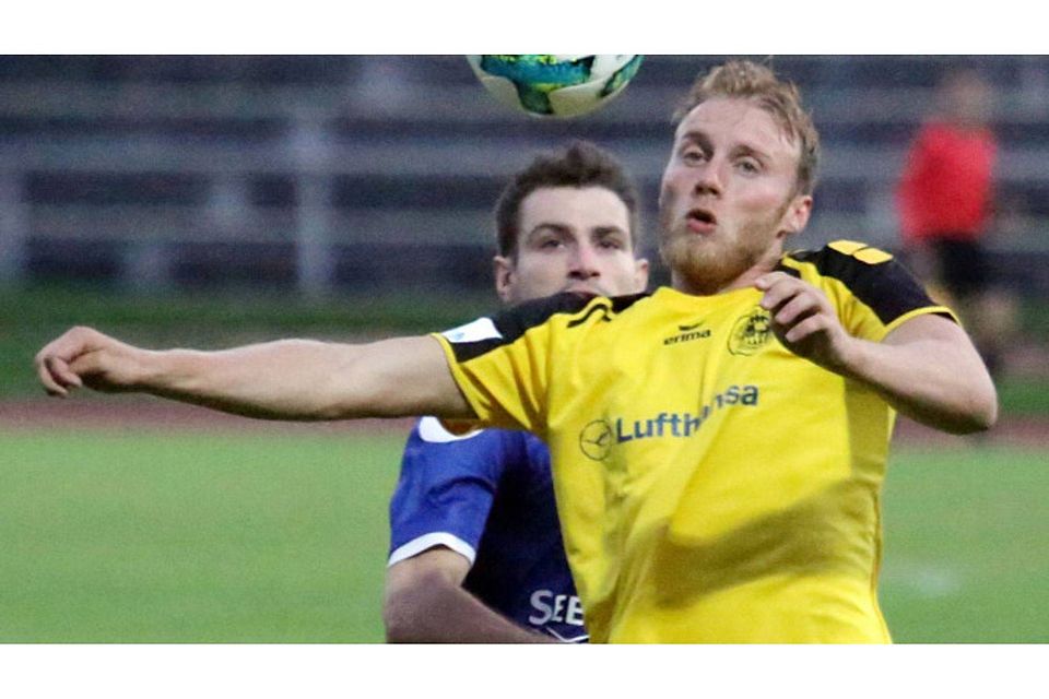 Den Ball im Blick, das Tor im Visier: Andreas Hohlenburger (vorne) hat in den vergangenen beiden Landesliga-Spielzeiten insgesamt 62 Treffer erzielt.  Lehmann