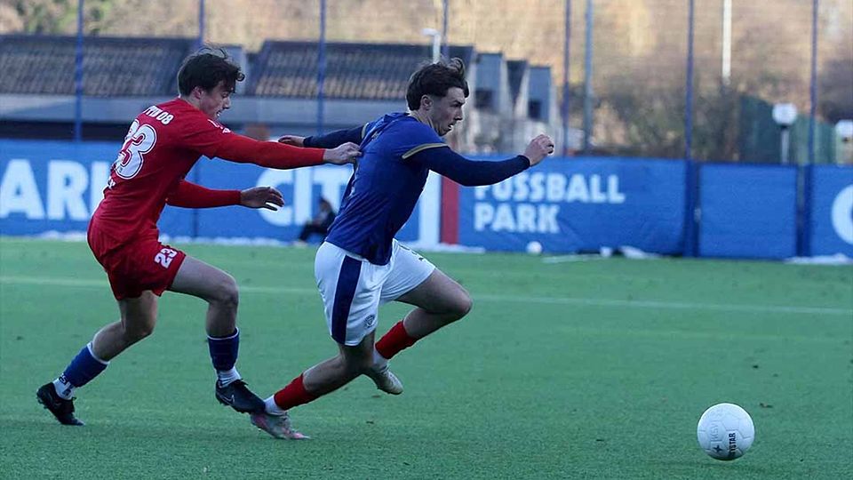 Louis Köster (Holstein Kiel II) im Spiel gegen Tom-Luca Weist (li., Eutin 08).