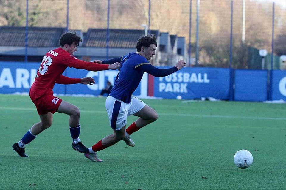 Louis Köster (Holstein Kiel II) im Spiel gegen Tom-Luca Weist (li., Eutin 08). Louis Köster (Holstein Kiel II) im Spiel gegen Tom-Luca Weist (li., Eutin 08).