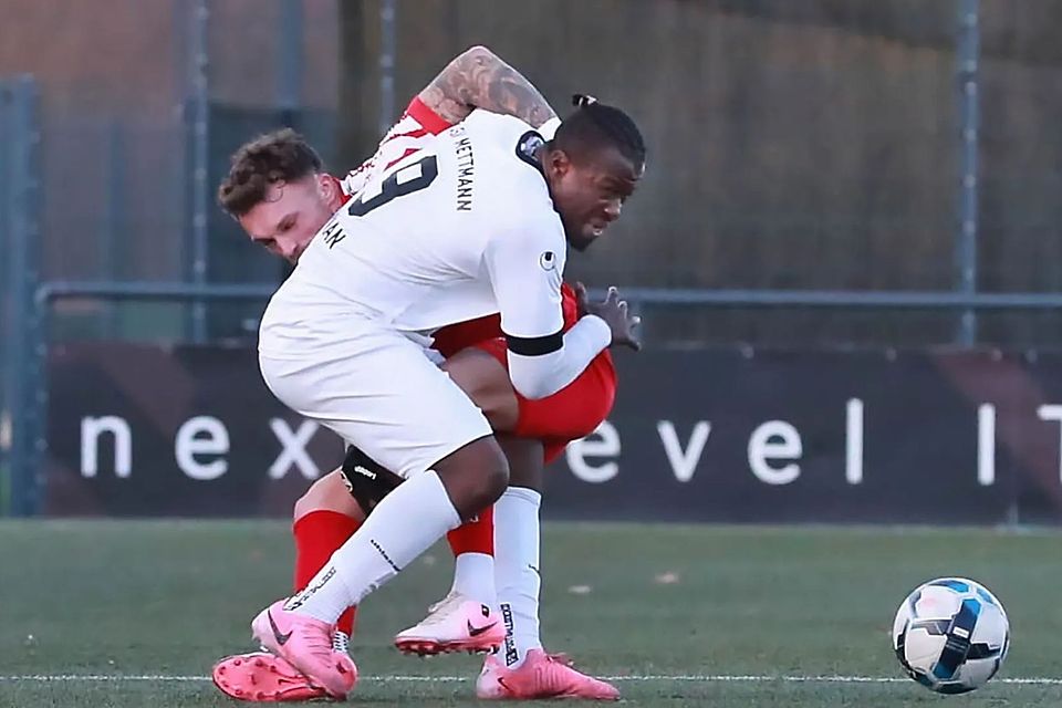 Voller Körpereinsatz, wie man es von Carlos Penan (weißes Trikot) kennt.