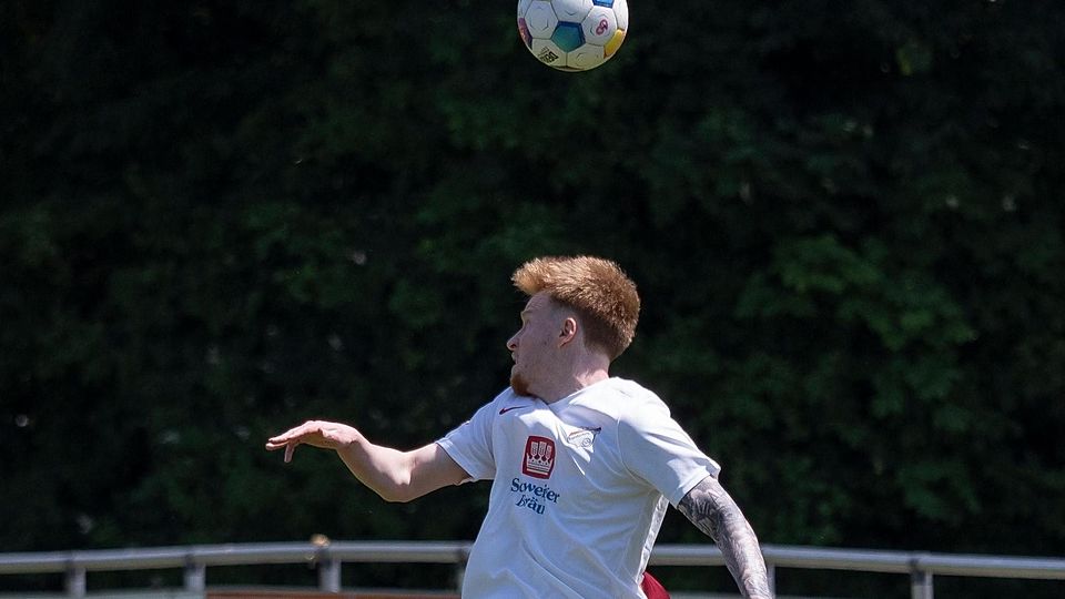 Kopfballlufthoheit: Forstinnings Andreas Hollerith setzte sich mit dem VfB durch. Nächster Test morgen.