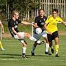 Im Match zwischen "David" FC Freihung (in Gelb-Schwarz) und "Goliath" SVSW Kemnath (in Schwarz-Weiss) sind die Rollen klar verteilt.