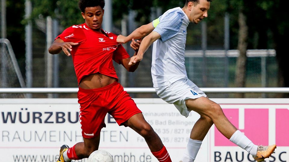  Im Derby wird gerne mal mit allen Mitteln gekämpft, hier David Groß (SV Weil, rechts) gegen Jack Akuegwu (FV Lörrach-Brombach) beim 1:1-Remis im August 2024. | Foto: Matthias Konzok	