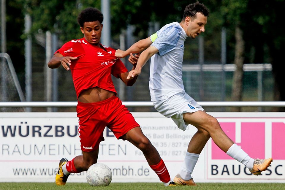  Im Derby wird gerne mal mit allen Mitteln gekämpft, hier David Groß (SV Weil, rechts) gegen Jack Akuegwu (FV Lörrach-Brombach) beim 1:1-Remis im August 2024. | Foto: Matthias Konzok	
