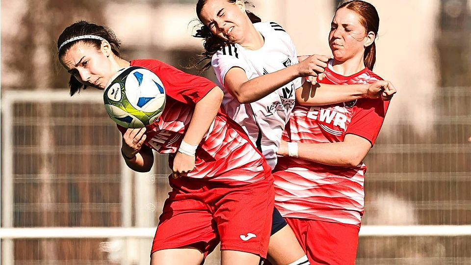 Trotz allen Einsatzes gingen Emma Lehnen (Mitte) und Hetzerath gegen Worms leer aus.