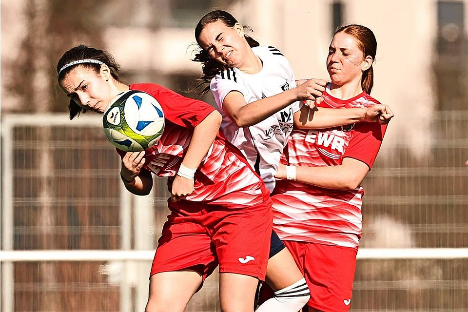 Trotz allen Einsatzes gingen Emma Lehnen (Mitte) und Hetzerath gegen Worms leer aus.