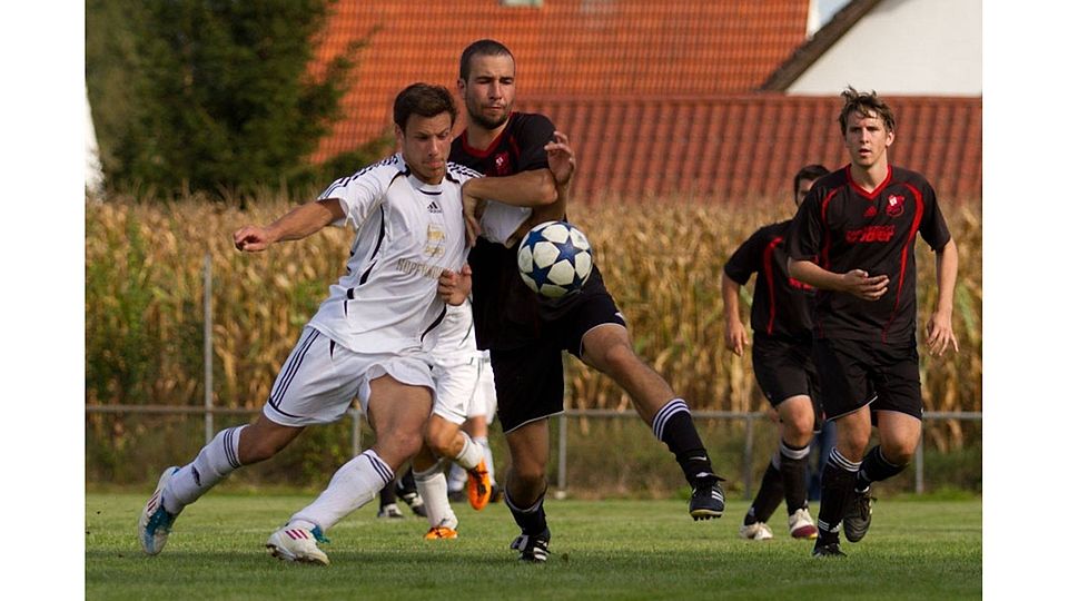Überraschungs-Coup: Der SC Bruckberg (weißes Trikot) bezwang mit Spielertrainer Tobias Zauner den Tabellenführer SV Kumhausen (dunkles Trikot) mit 3:1 und sorgte damit dafür, dass die Kreisklasse noch