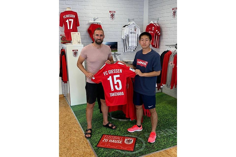 Daniyel Cimen (links) freut sich über seinen neuen Schützling Ryunosuke Takehara. Foto: FC Gießen