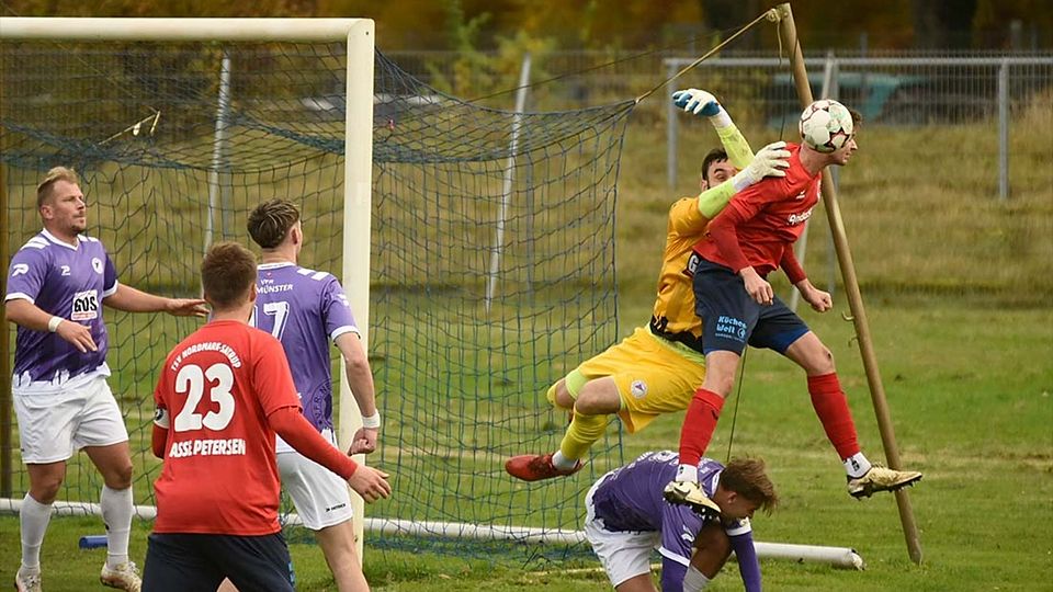 VfR-Torhüter Christopher Newe im Luftduell.