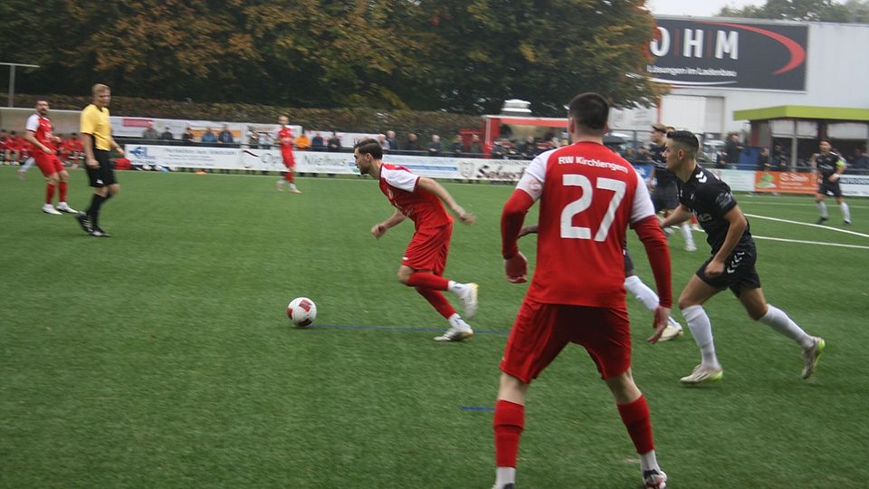 RW Kirchlengern mit Levin Güzelel (Mitte) gewann 3:1 gegen den BV Bad Lippspringe.