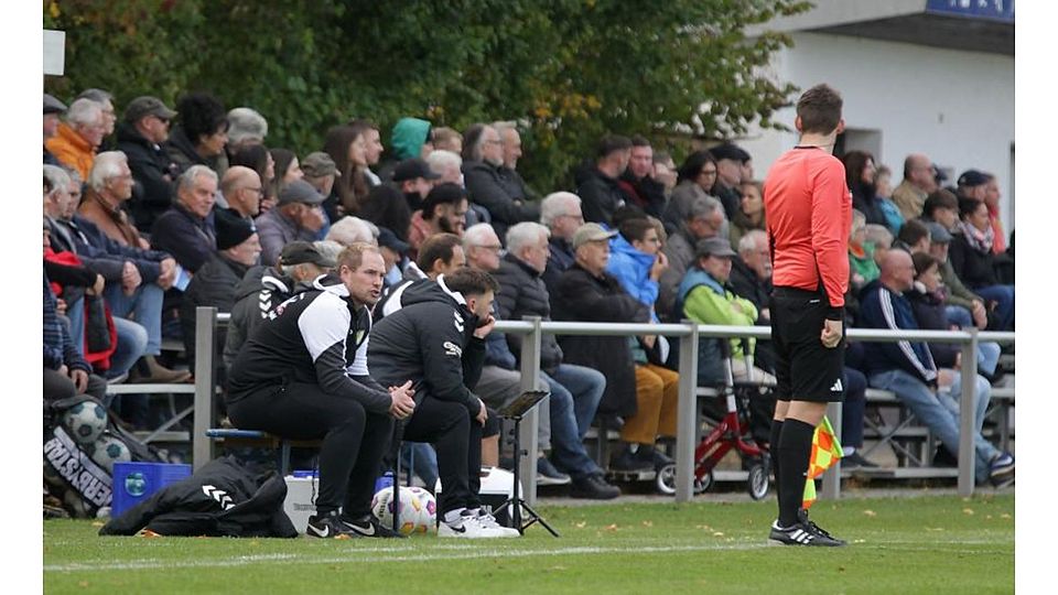 TSV Gau-Odernheim-Trainer Florian Diel (ganz links) nahm, wie gewohnt, viel Einfluss auf das Spiel seiner Mannschaft gegen den SC Idar-Oberstein.	Foto: Axel Schmitz/pakalski-press