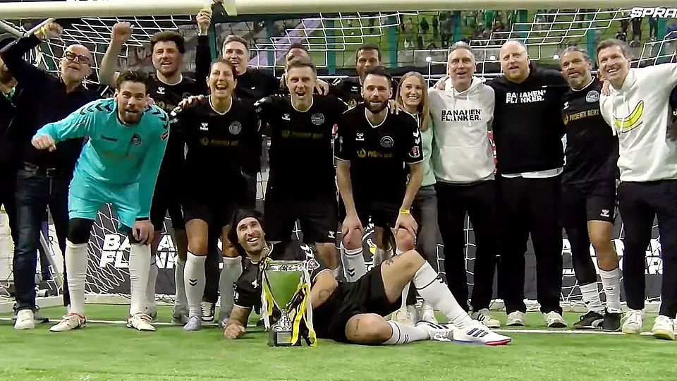 Das Team der Bananenflanker-Legenden schnappte sich zum zweiten Mal den Siegerpokal.