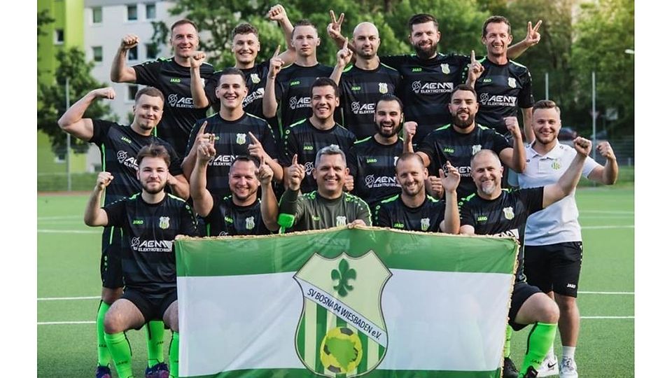 Größter Erfolg der Vereinsgeschichte: Die Akeure des SV Bosna 04 bejubeln den Aufstieg in der A-Liga.	Foto: SVB