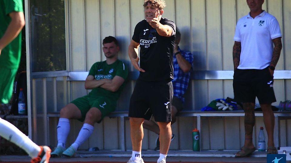 Ali Cakici (Mitte) coacht seine Schützlinge während dem Heimspiel gegen Alemannia Waldalgesheim. 
