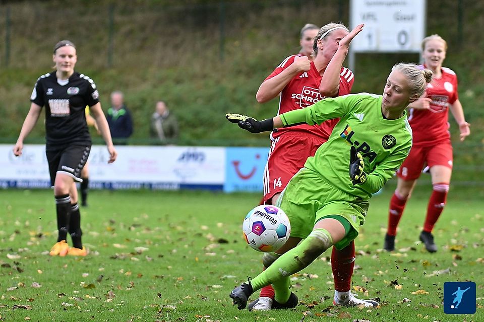 FC-Torhüterin Lena Sophie Staack (grünes Trikot) in Aktion