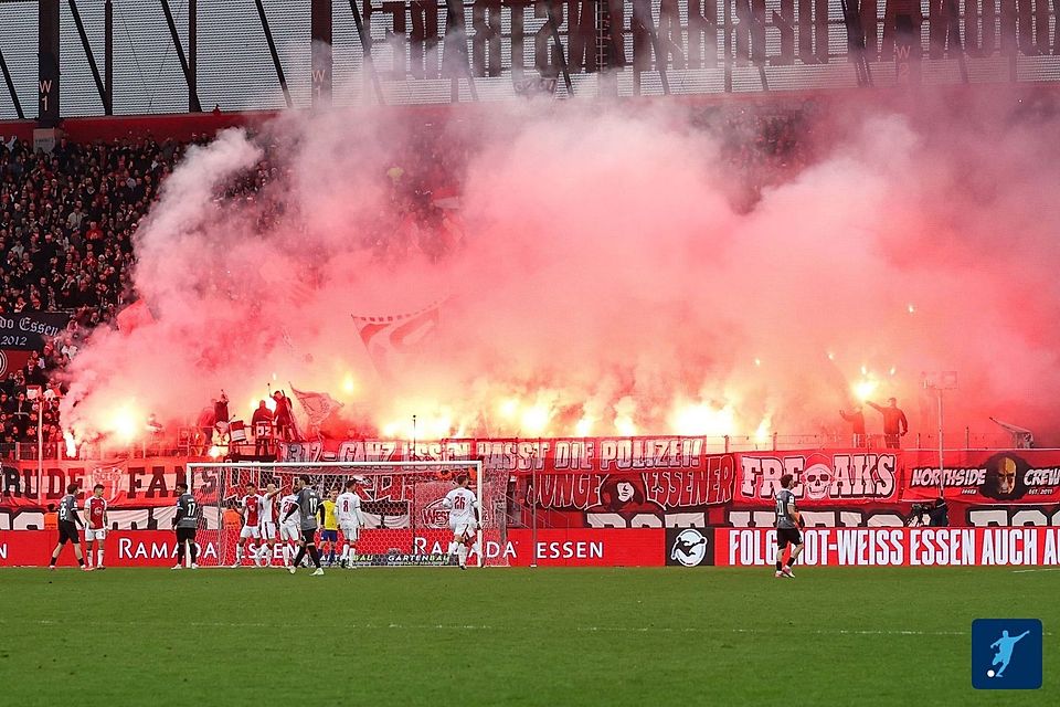 Ein Spruchband sorgt für massive Kritik.