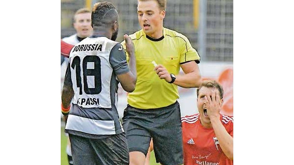 Schiedsrichter Fabian Schneider hatte beim Saarderby im Ellenfeld alle Hände voll zu tun, um die hochkochenden Emotionen im Zaum zu halten. Foto: Kerosino