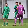 Gratulation zum Tor: Torhüter Jeremy Manhard herzt Stefan Stöckl. Links Julius Donnert.