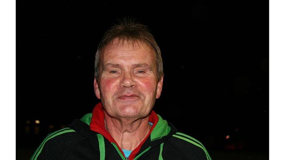 Bei Schneeregen und Temperaturen um die null Grad leitete Siegfried Rupprich am Dienstag das Training des SV Hattendorf auf dem Lindensportplatz. Foto: eve
