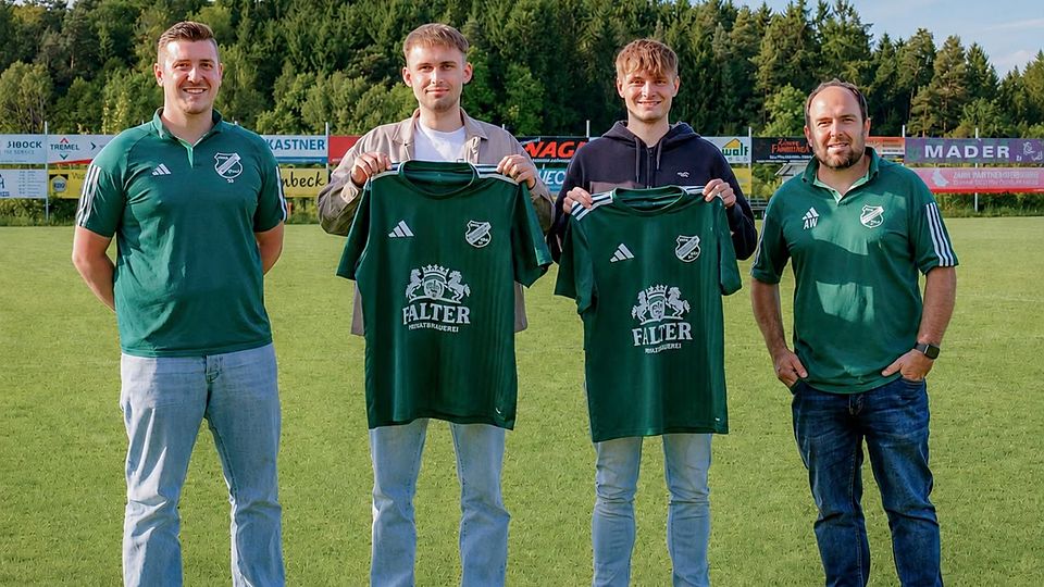 Benjamin Bär (zweiter von rechts) und Benedikt Reil (zweiter von links) sind neu bei der SpVgg Ruhmannsfelden