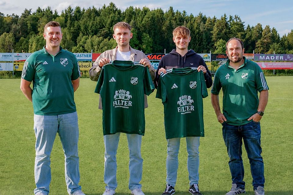 Benjamin Bär (zweiter von rechts) und Benedikt Reil (zweiter von links) sind neu bei der SpVgg Ruhmannsfelden