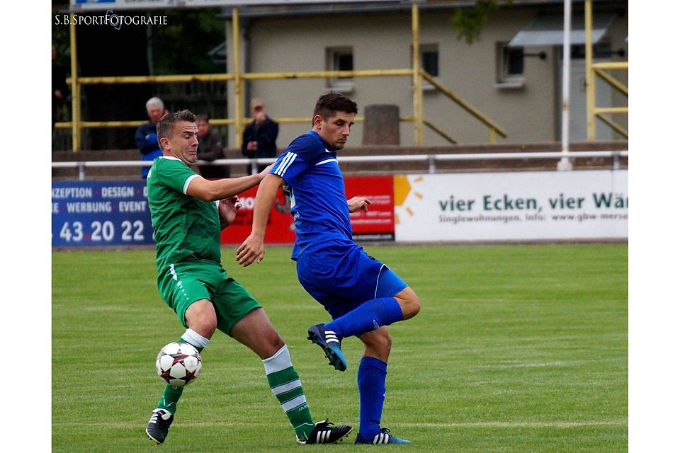 Marcel Koplin (in blau) schoss sich mit seinem Treffer gegen Merseburg in die Elf der Woche  F: S.B.SportFotografie
