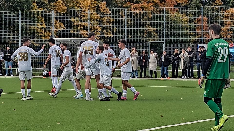Der FC Neuhadern (hier beim Jubel zum zwischenzeitlichen 2:1) konnte das Stadtteilderby gegen den TSV Großhadern für sich entscheiden. 