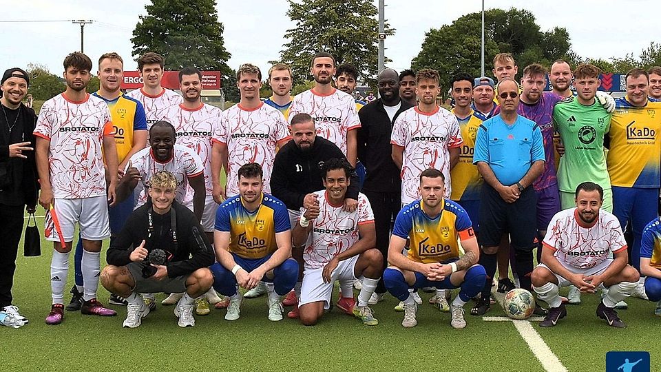 Lars Holzschneider (3.v.l) und Lucas „Spidey“ Kutting (untere Reihe, l.) sind die Hauptverantwortlichen beim FC Bewegung.