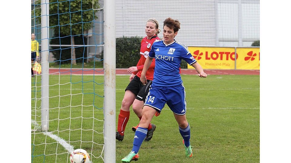 Und rein damit: Schott-Stürmerin Annika Leber (vorn) vollstreckt zum 1:0. Würzburgs Abwehrspielerin kommt zu spät.	Foto: hbz/Henkel