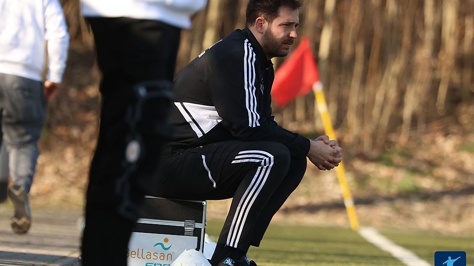 Paukenschlag in Zornheim: Niklas Grimm (sitzend) ist nicht mehr Trainer des TSV. 