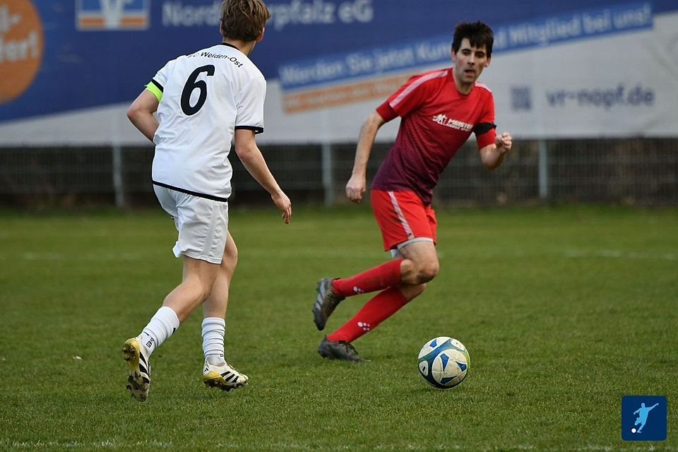 Kreisligist TuS/WE Hirschau schenkt auch weiterhin seinem erfolgreich arbeitenden Spielertrainer Andreas Meyer (rechts) das Vertrauen.