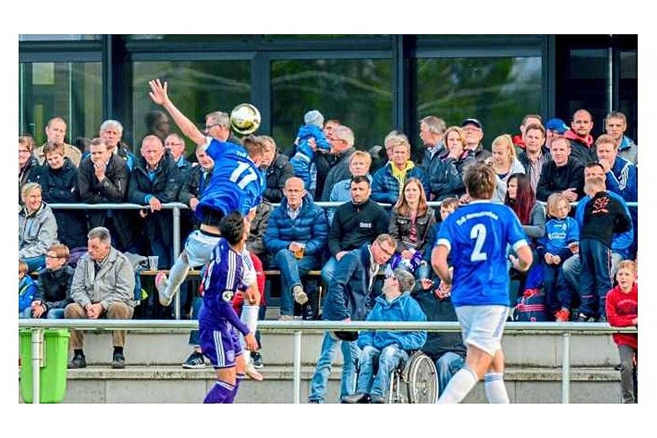 Hoher Einsatz ist Trumpf für den TuS Neuenkirchen (in Blau) am Freitag im Derby gegen Holdorf II. Archivfoto: Frank Wenzel