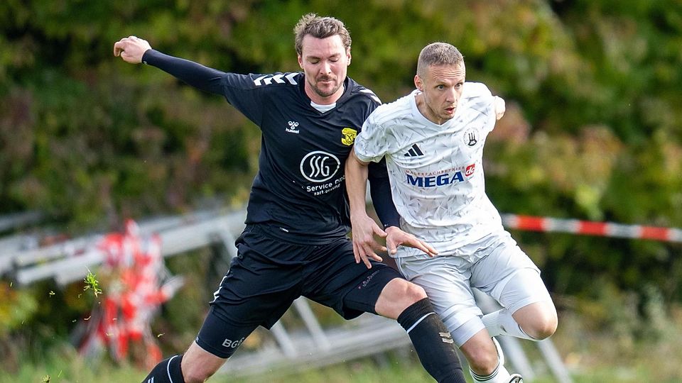 Mann des Spiels: Georg Ball (l.) erzielte zwei der drei Moosinninger Treffer, hier im Duell mit Adam Puta, der zwischenzeitlich für München ausgeglichen hatte.