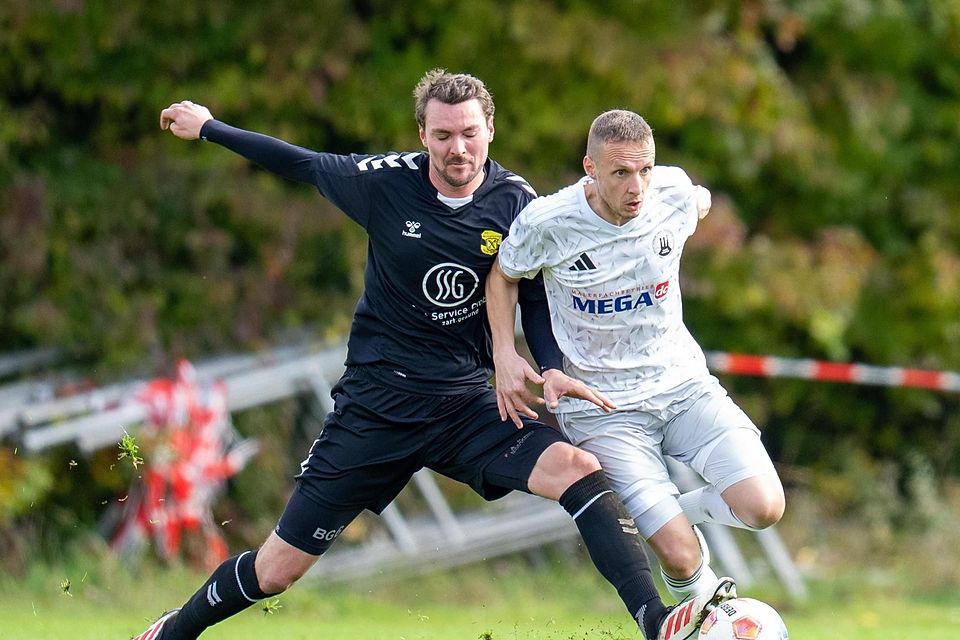 Mann des Spiels: Georg Ball (l.) erzielte zwei der drei Moosinninger Treffer, hier im Duell mit Adam Puta, der zwischenzeitlich für München ausgeglichen hatte.