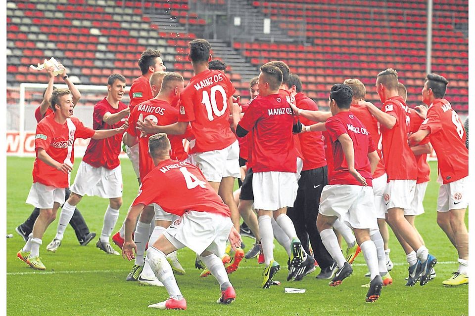 Rein ins Getümmel und in die Playoffs: Die U17-Kicker von Mainz 05 sind auch beim Jubeln eine verschworene Gemeinschaft. Foto: hbz/JÃ¶rg Henkel