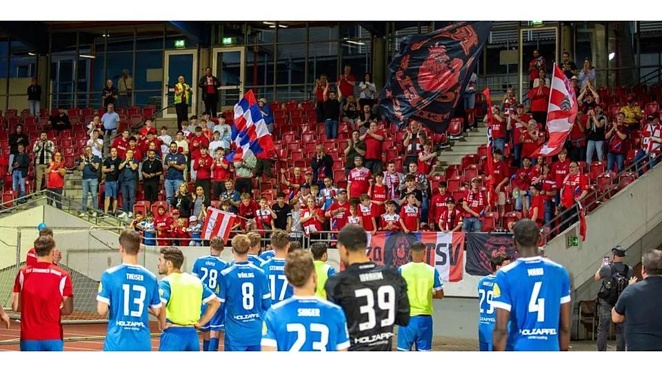 Maßlos enttäuscht, die zahlreichen Chancen nicht genutzt zu haben und deshalb bei Hessen Kassel aus dem Hessenpokal ausgeschieden zu sein, bedanken sich die Spieler des TSV Steinbach Haiger bei ihren vielen nach Nordhessen mitgereisten Fans für die Unterstützung. © Björn Franz