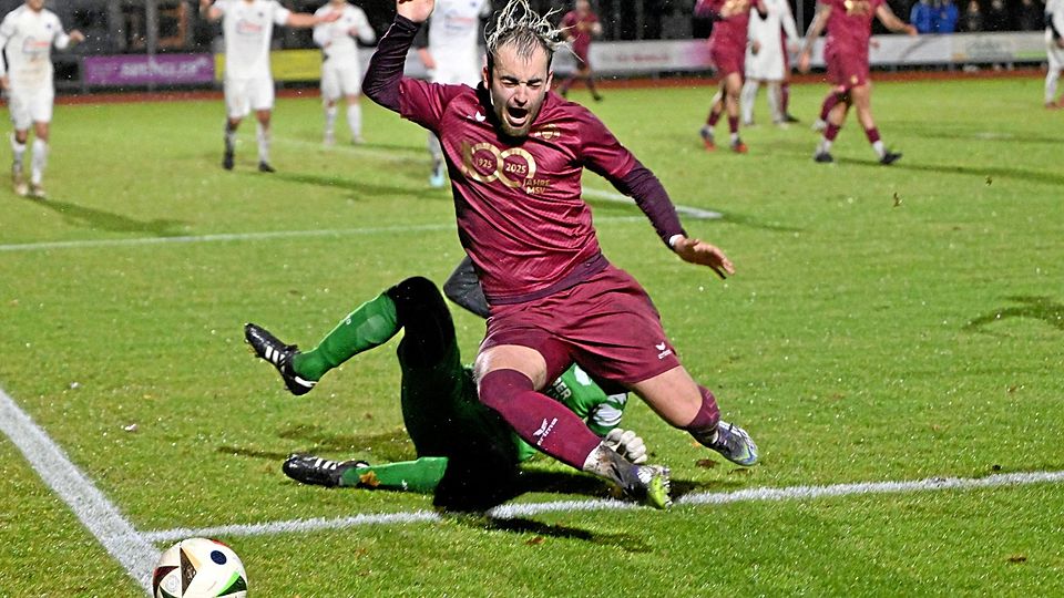 SV Merings Fabio Gottwald wird vom Bobinger Torhüter Adrian Schlotterer von den Beinen geholt. Die Folge: ein Strafstoß.