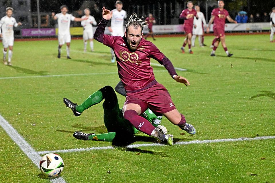 SV Merings Fabio Gottwald wird vom Bobinger Torhüter Adrian Schlotterer von den Beinen geholt. Die Folge: ein Strafstoß. SV Merings Fabio Gottwald wird vom Bobinger Torhüter Adrian Schlotterer von den Beinen geholt. Die Folge: ein Strafstoß.