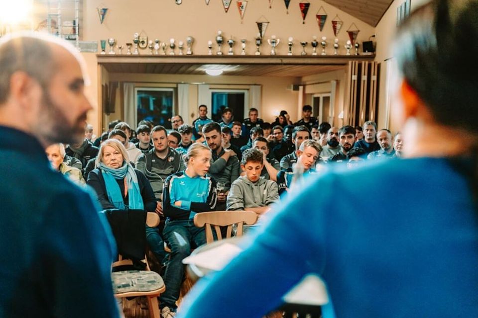 Über 60 Mitglieder des TSV Trochtelfingen und benachbarter Vereine hatten sich am 17. November im TSV-Vereinsheim eingefunden. Über 60 Mitglieder des TSV Trochtelfingen und benachbarter Vereine hatten sich am 17. November im TSV-Vereinsheim eingefunden.