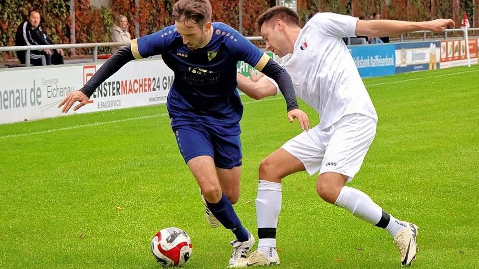 Der SC Malching (in Blau) im Spiel gegen den FC Eichenau II (in Weiß).