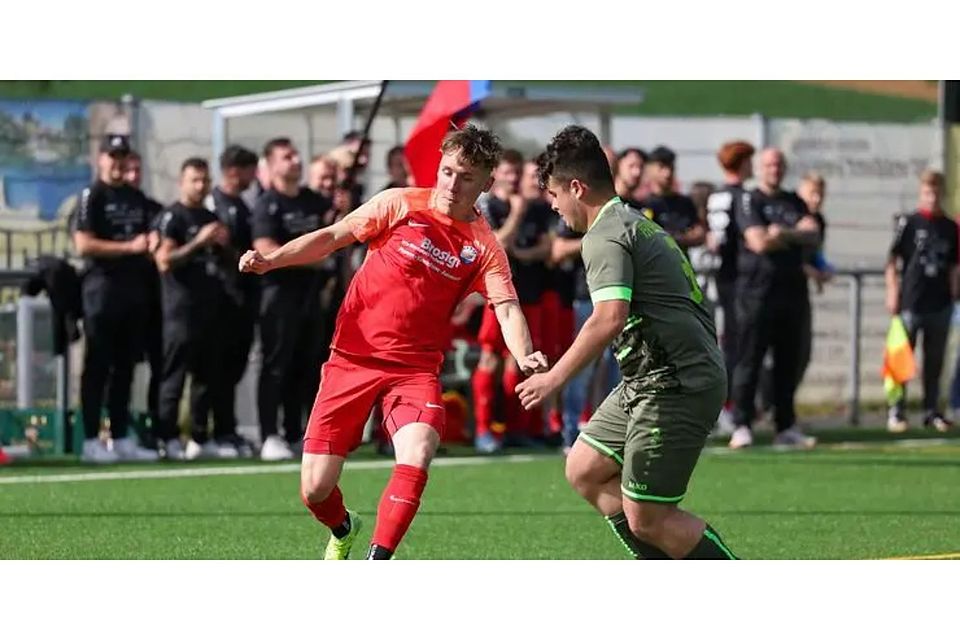 Meisterstück: Mit einem 13:0-Torfestival gegen den TSV Sensbachtal (rechts Cedrik Gürses) sicherte sich die SSV Brensbach (am Ball Maurice Silhanek) vier Spieltage vor Saisonende den Titel in der A-Liga.