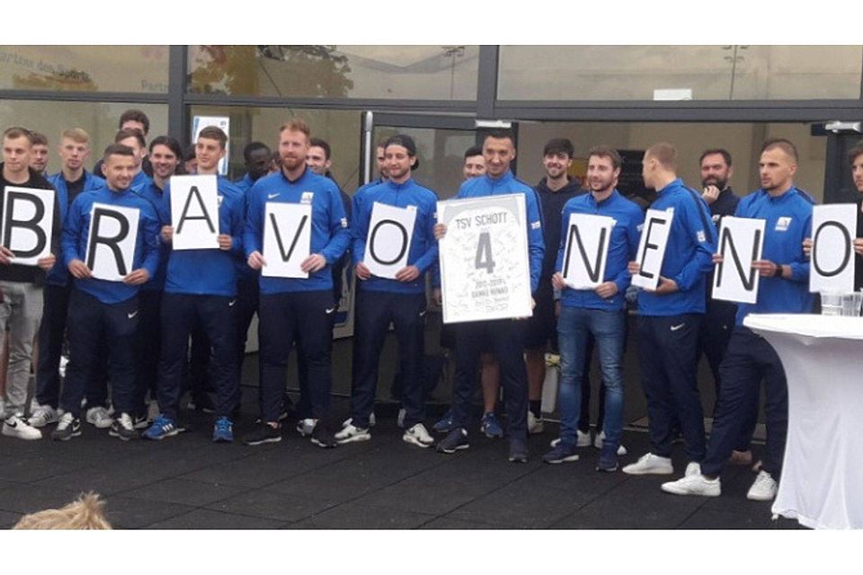 "Bravo, Neno." Die Teamkollegen des TSV Schott Mainz gratulierten Nenad Simic zu einer tollen Karriere. Foto: tor