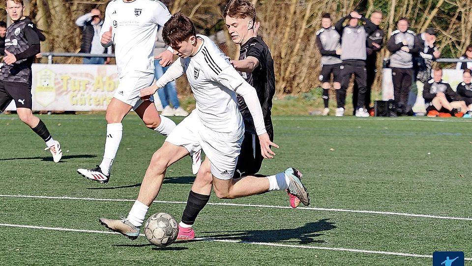 Türkgücü Gütersloh (in weiß) möchte die Tabellenführung behaupten im bisanten Spiel gegen Türk Sport Bielefeld