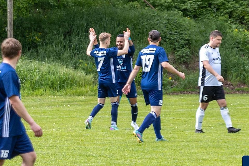 Ehrhardt (links) und Fernandes (rechts jubelnd) sorgten fast im Alleingang für den klaren Lipprechteroder Heimsieg.
