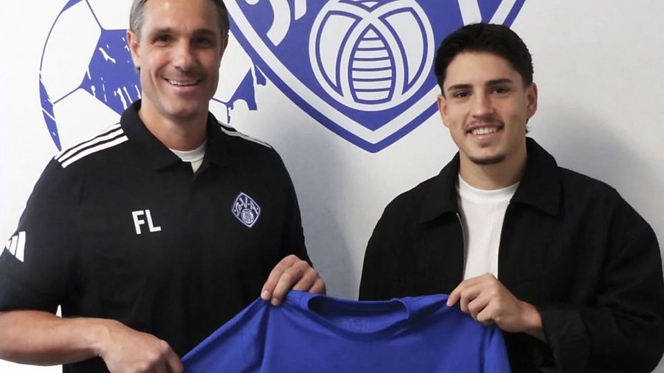 Beide neu: Viktoria-Coach Felix Luz (li.) begrüßt Alexander Leuthard bei der Viktoria.