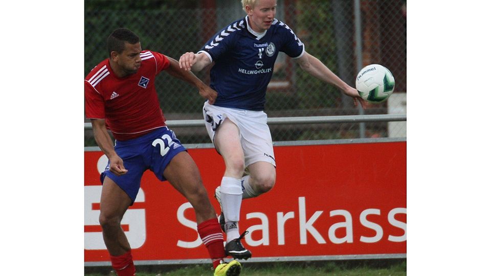 VfL Kellinghusens Mirco Göttsche (re.) tippt den vorletzten  Spieltag der Kreisliga. Foto: rst