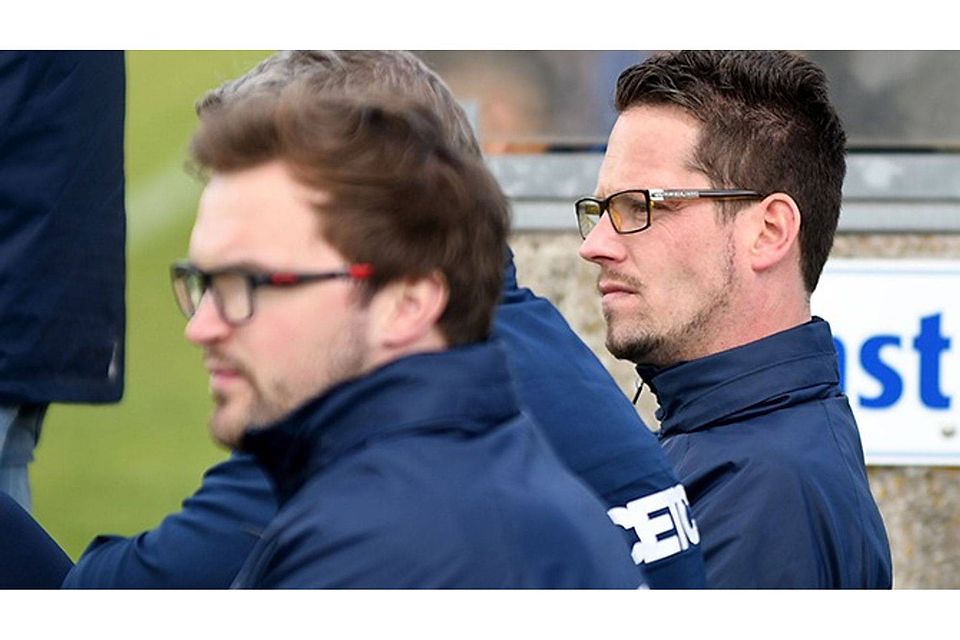 Not amused: Christian Scheidies, Trainer der SV Eidinghausen-Werste, begutachtet kritisch das Spiel seiner Mannschaft in Schloß Holte. Foto: Jürgen Krüger