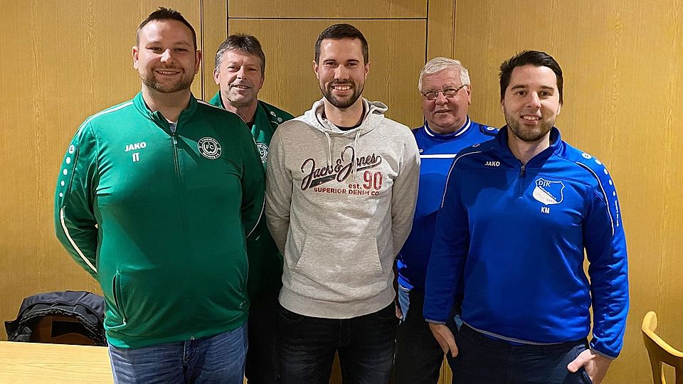 Die Verantwortlichen des FC Wernberg und der DJK Weihern-Stein heißen den neuen SG-Spielertrainer Patrick Greindl (Mitte) in ihren Reihen willkommen.