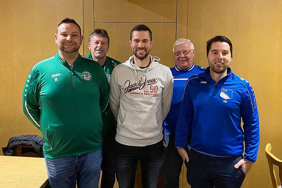 Die Verantwortlichen des FC Wernberg und der DJK Weihern-Stein heißen den neuen SG-Spielertrainer Patrick Greindl (Mitte) in ihren Reihen willkommen. Die Verantwortlichen des FC Wernberg und der DJK Weihern-Stein heißen den neuen SG-Spielertrainer Patrick Greindl (Mitte) in ihren Reihen willkommen.